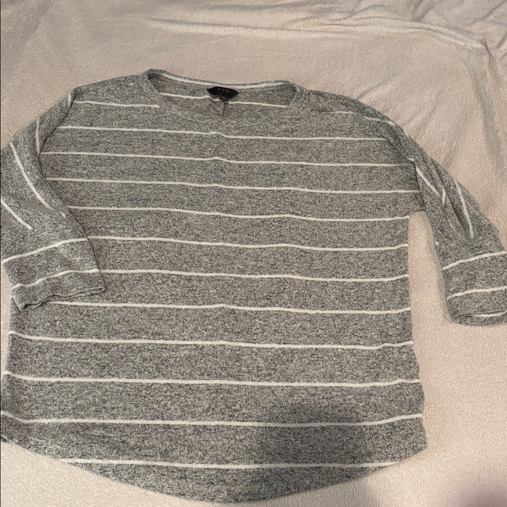 Mix by 41Hawthorn Gray and White Knit Top